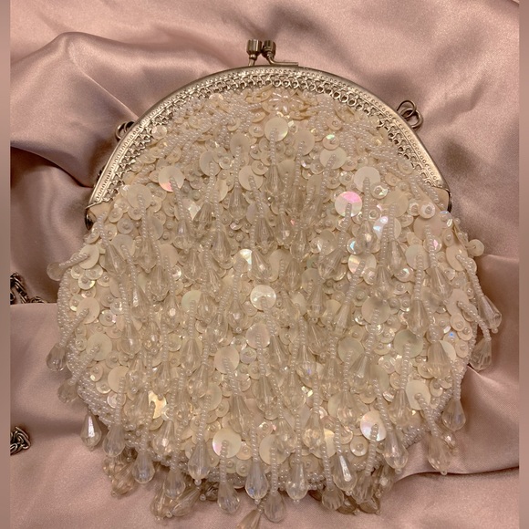 Beaded Metal Frame Purse in White with Chain Strap - Vintage - Picture 1 of 8